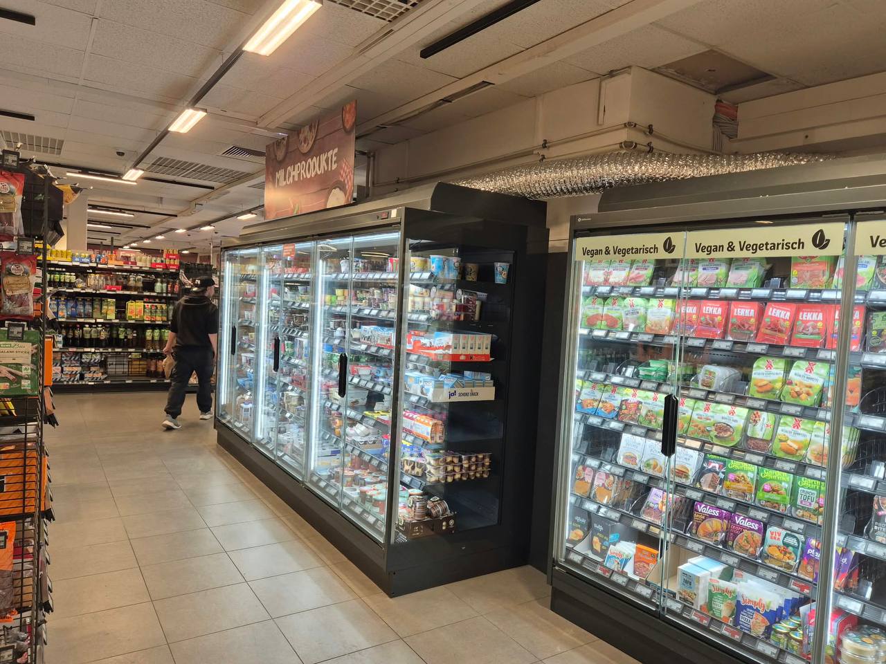 Rashladne vitrine sa vratima u prodavnici trgovinskog lanca